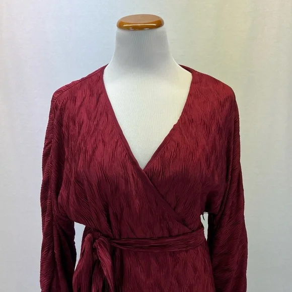NWT House of Harlow 1960 Revolve Red Polyester Nona Wrap Top Sz. XS - Picture 3 of 7